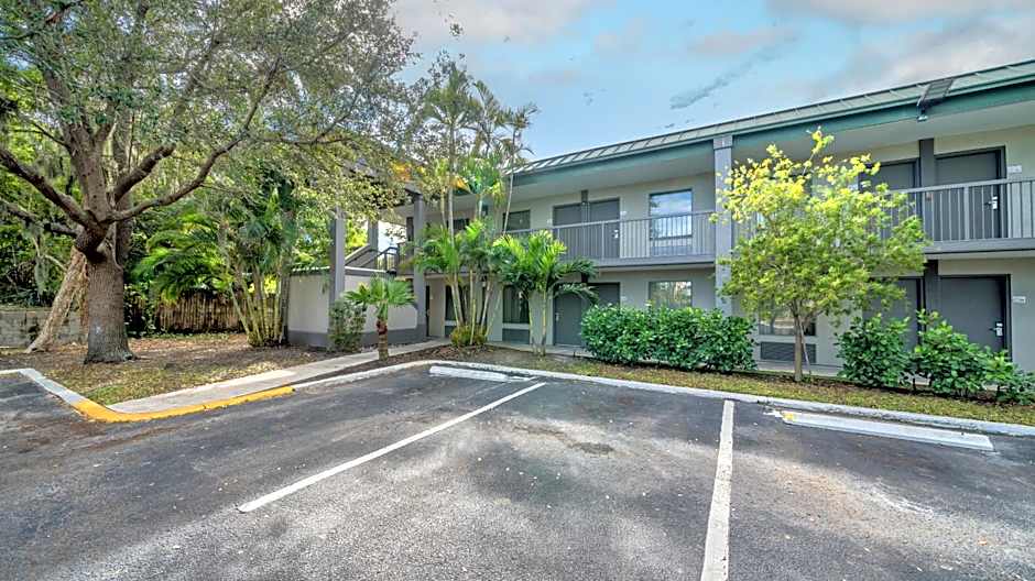 All-New, Private, Huge TV, Heated Pool, Tiki Bar