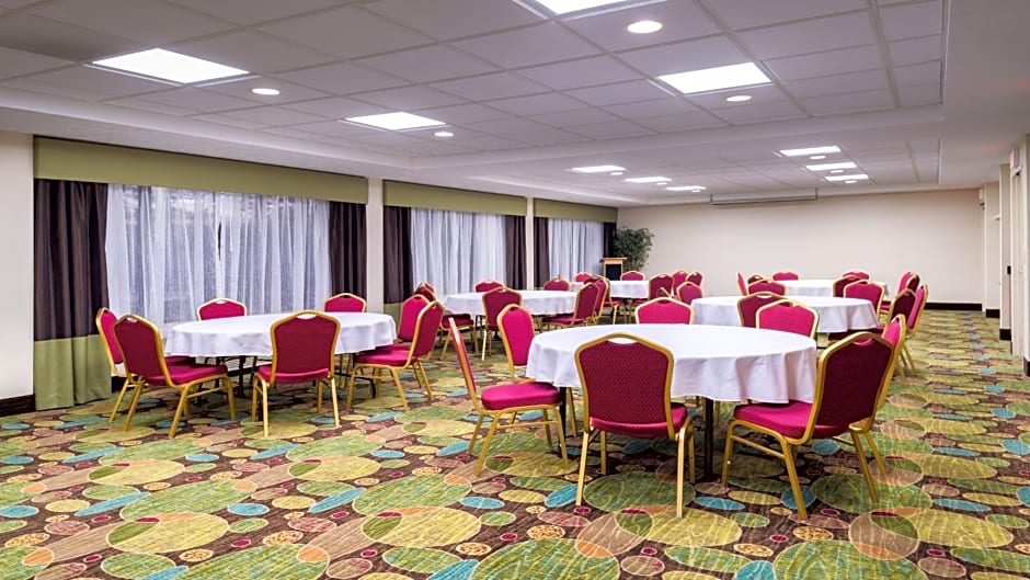 Holiday Inn Hotel & Suites Warren by IHG