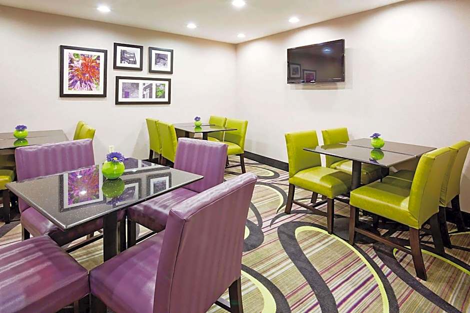 La Quinta Inn & Suites by Wyndham Oshkosh