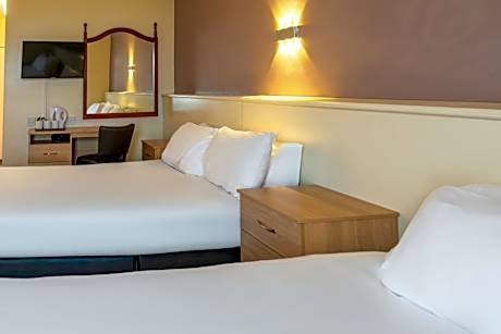 Family Room (2 Adults + 1 Child)