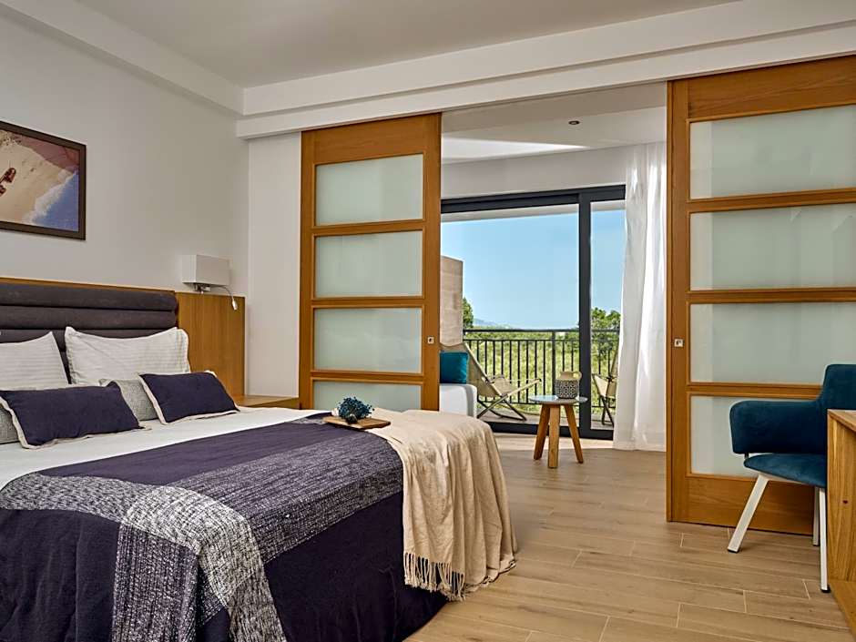 Cavo Orient Beach Hotel & Suites