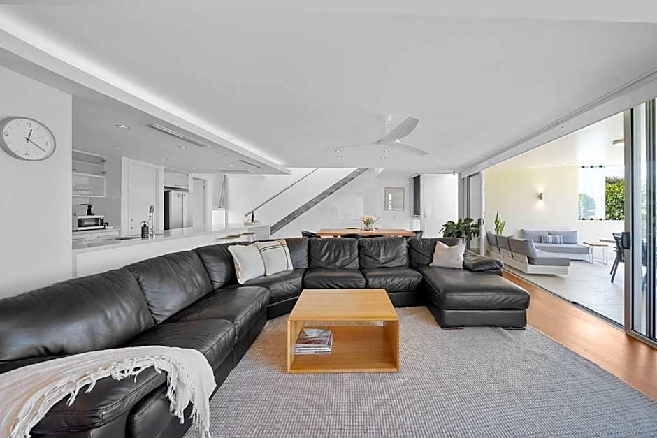 Absolute Beachfront Marcoola - Private Pool - Private Spa Bath - Games