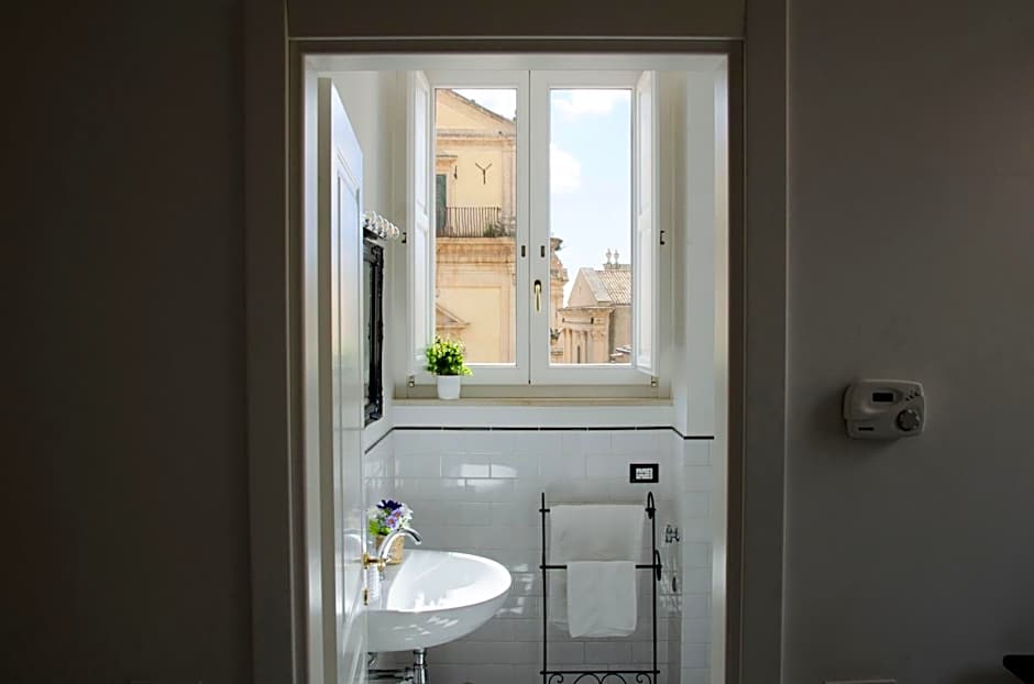 Cathedral View Apartment Noto, Historic Center, Steps from Duomo
