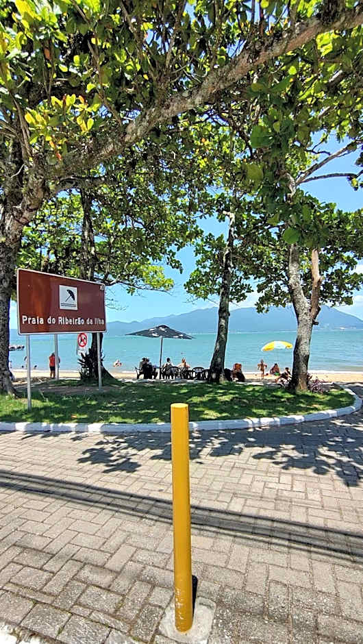 Casa pé na areia com vista especial do pôr do sol.