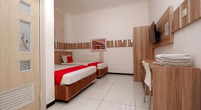RedDoorz near Plaza Simpang Lima