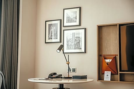 Superior King Room with City View