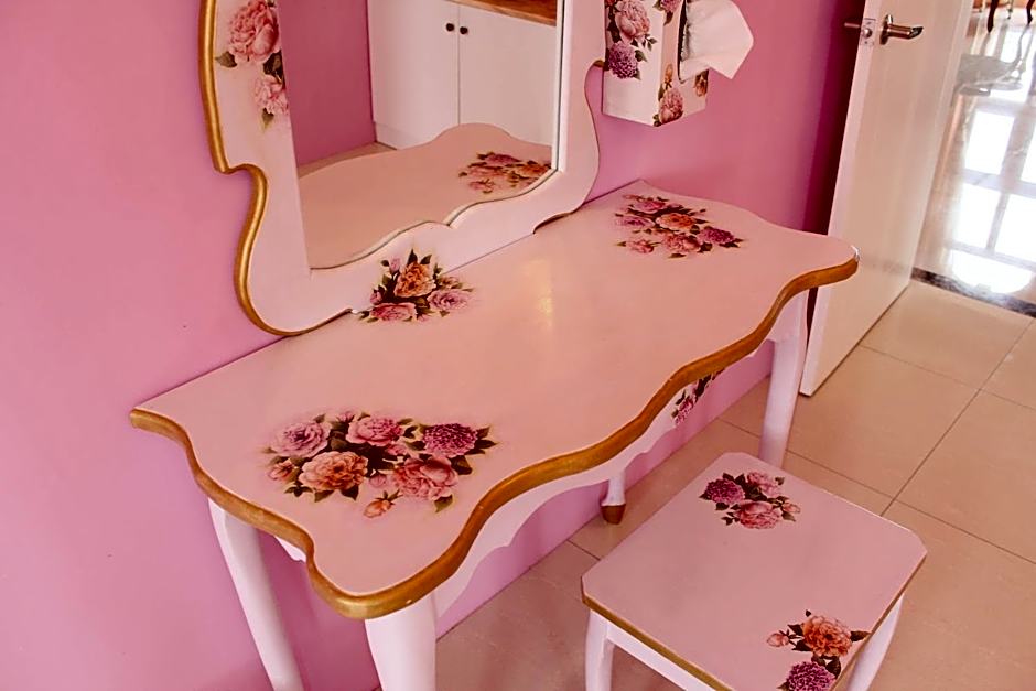 Decoupage Manor