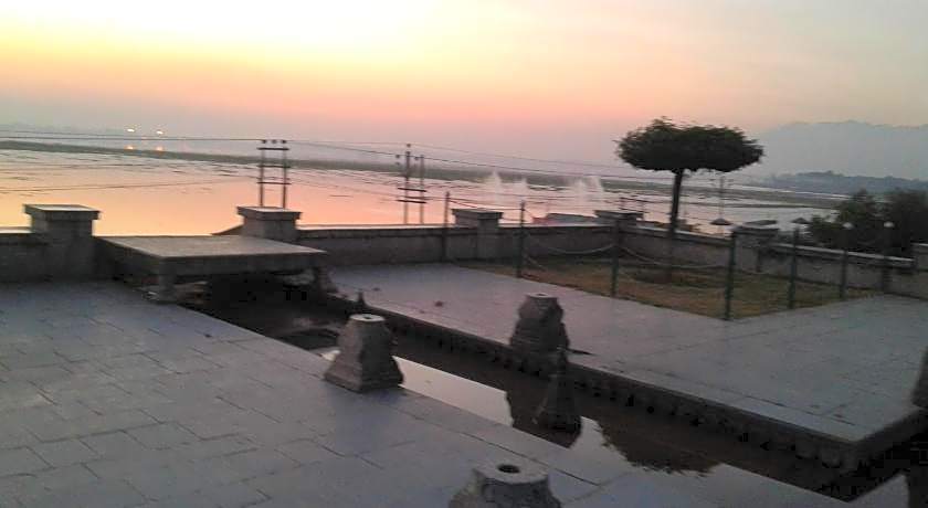 Houseboat Switzerland