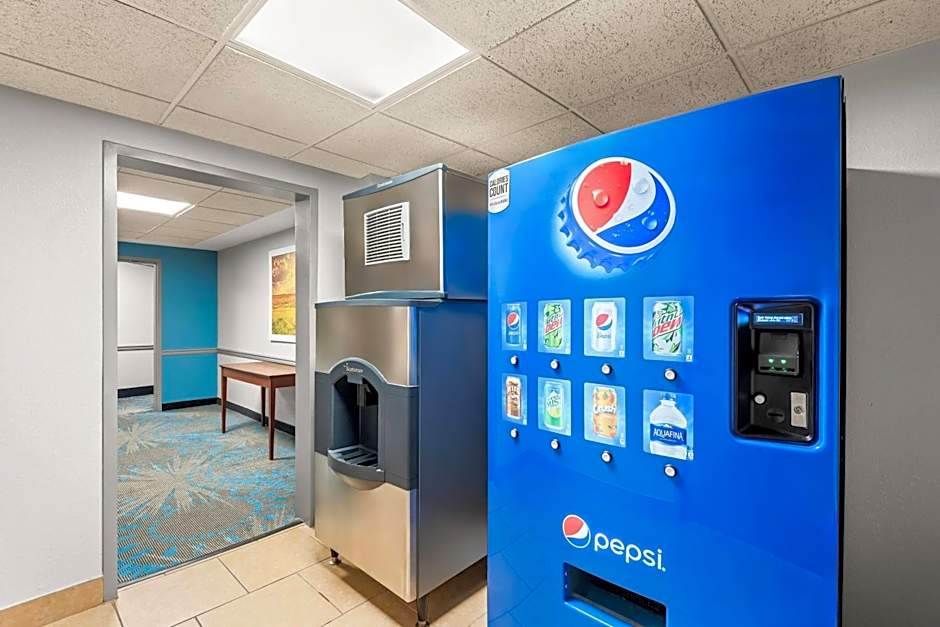 Days Inn & Suites by Wyndham Cedar Rapids