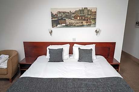 Family Room (2 Adults + 1 Child)