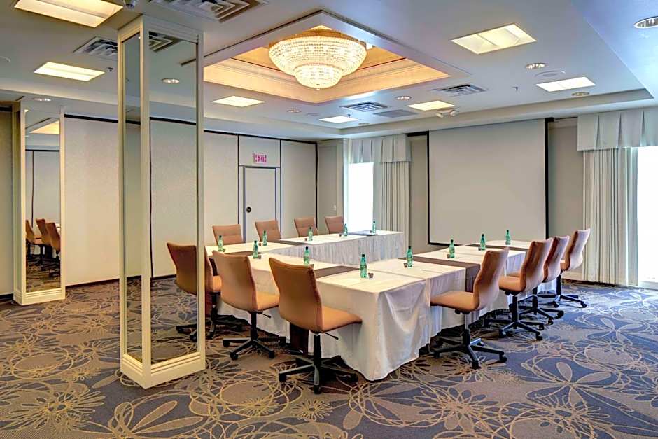 DoubleTree By Hilton Milwaukee Downtown