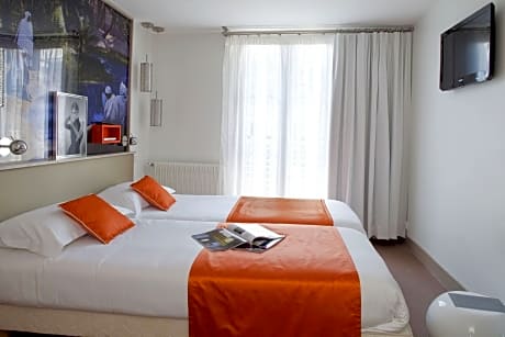 2 rooms side by side (2 Double Beds)