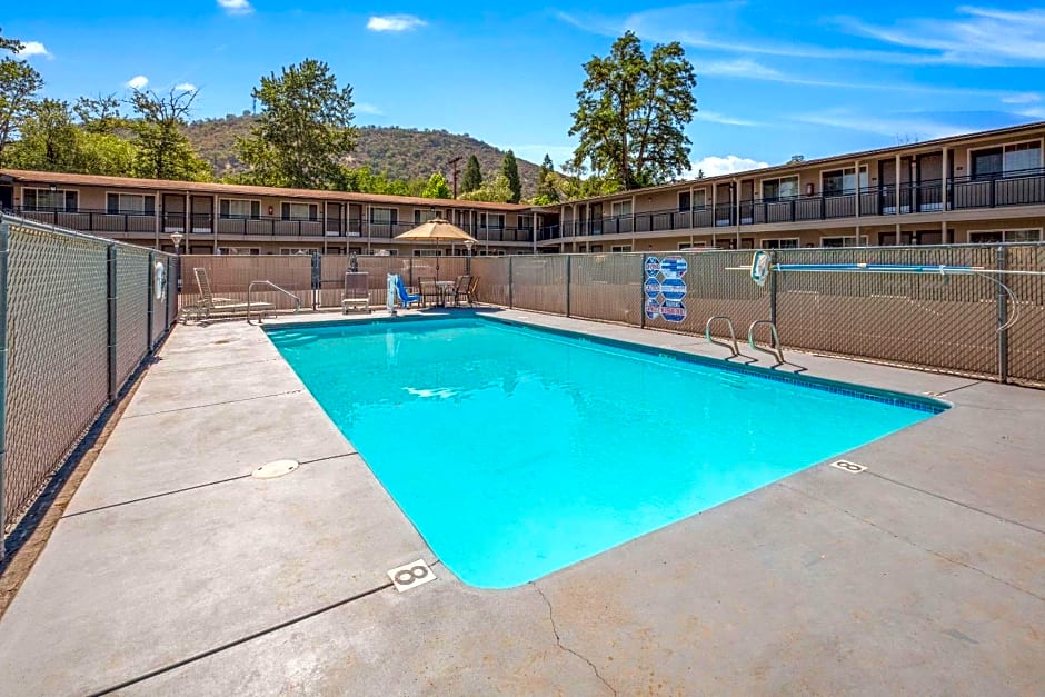 Econo Lodge Inn and Suites Yreka