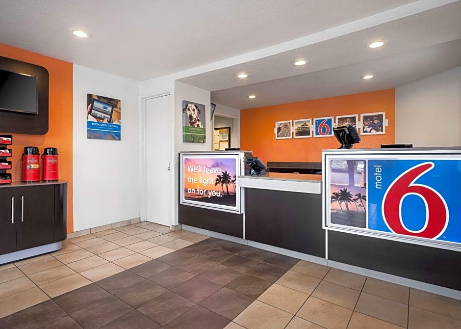 Motel 6 Buena Park, CA - Knotts Berry Farm - Disneyland