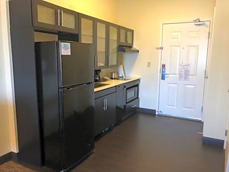 Queen Studio Suite with Roll In Shower - Mobility Accessible
