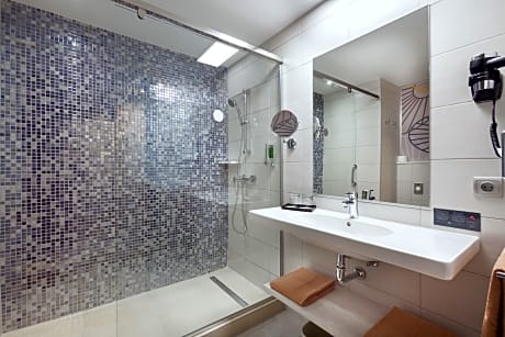 Large Double Room (2 Beds + 1 Sofa Bed)