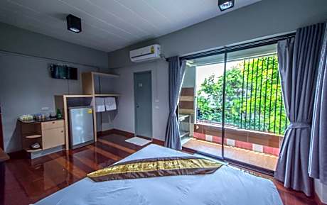 Apartment with Garden View