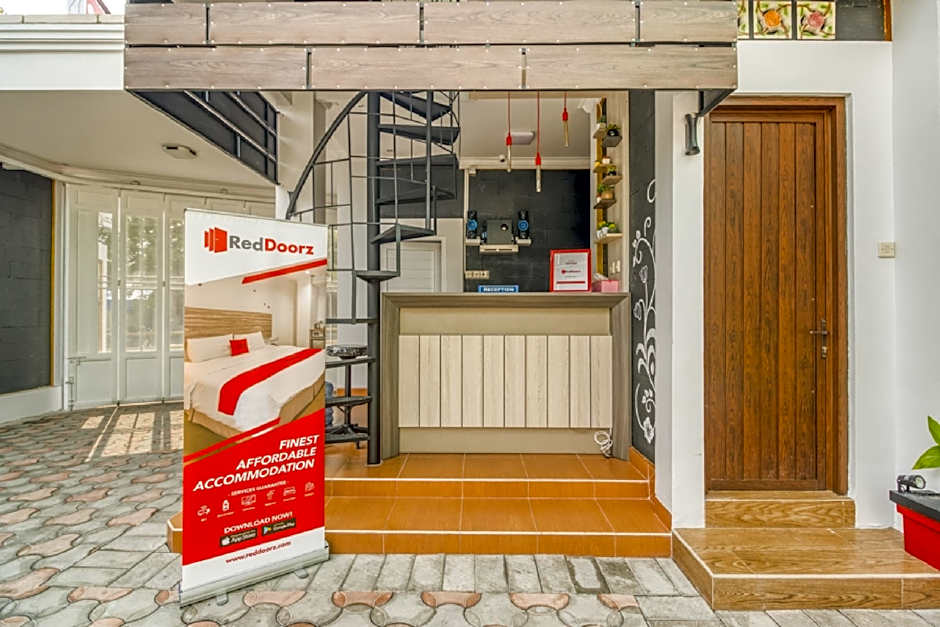 RedDoorz Plus near Gembira Loka Zoo 2
