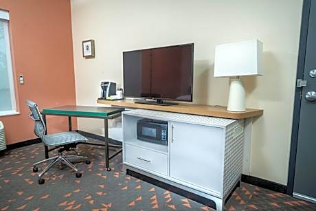King Room - Hearing Accessible/Non-Smoking