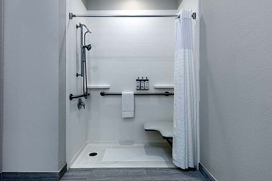 Holiday Inn Express Hotel & Suites Winnie By IHG
