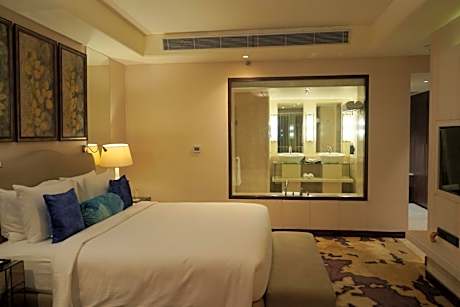 One-Bedroom King Suite with Pool View