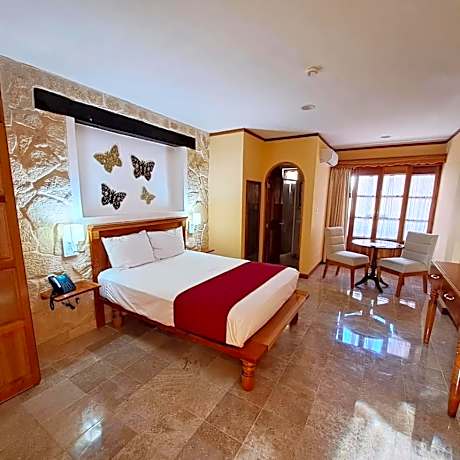Deluxe Queen Suite