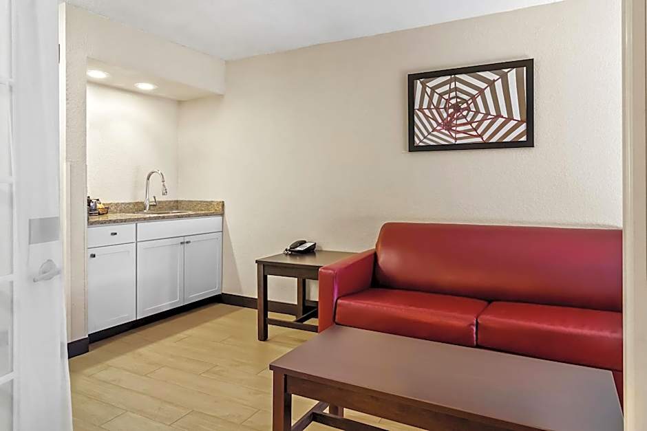 Red Roof PLUS+ Jacksonville - Southpoint