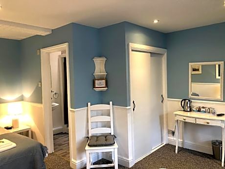 Family room-Ensuite with Shower-Garden View