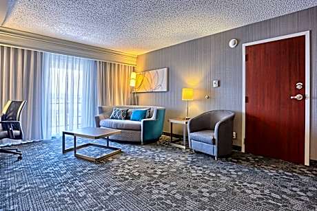1 Bedroom Suite, 1 King, Sofa bed, Courtyard view, Balcony