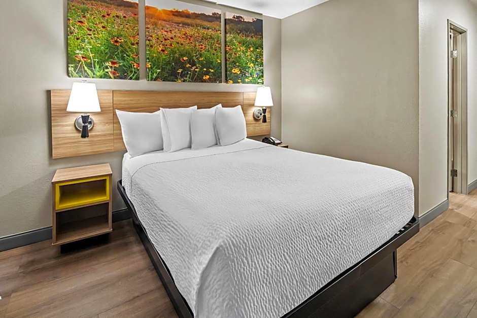 Days Inn & Suites by Wyndham DeSoto