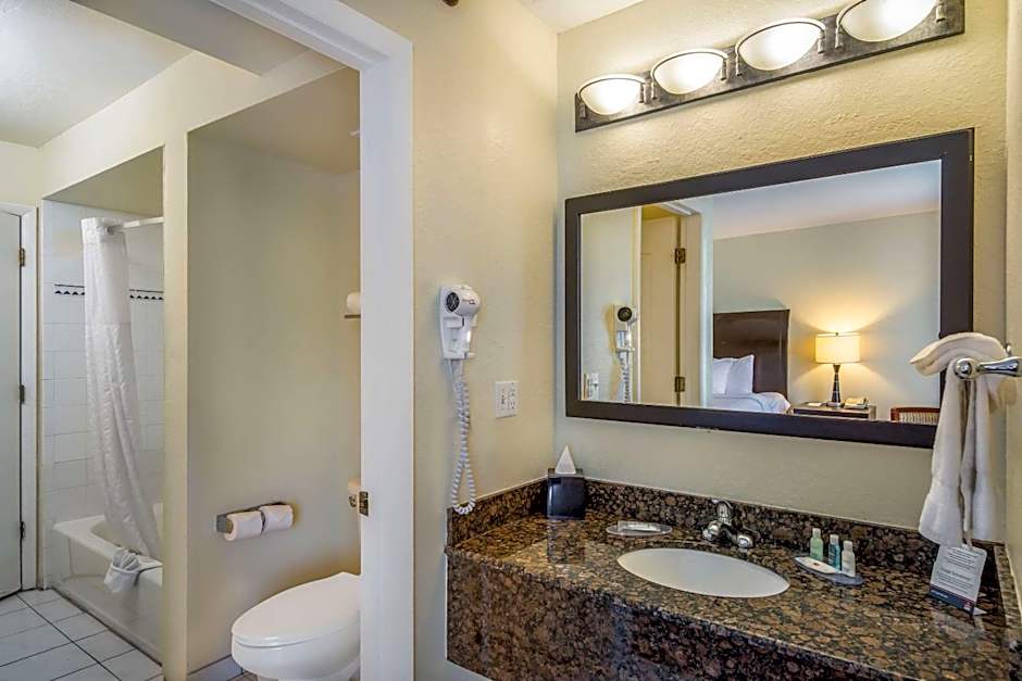 Clarion Inn & Suites Central Clearwater Beach