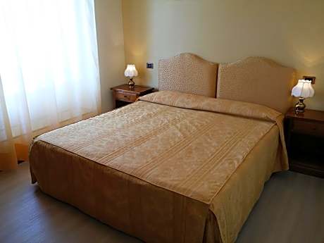 Classic Double Room with Balcony and Lake View