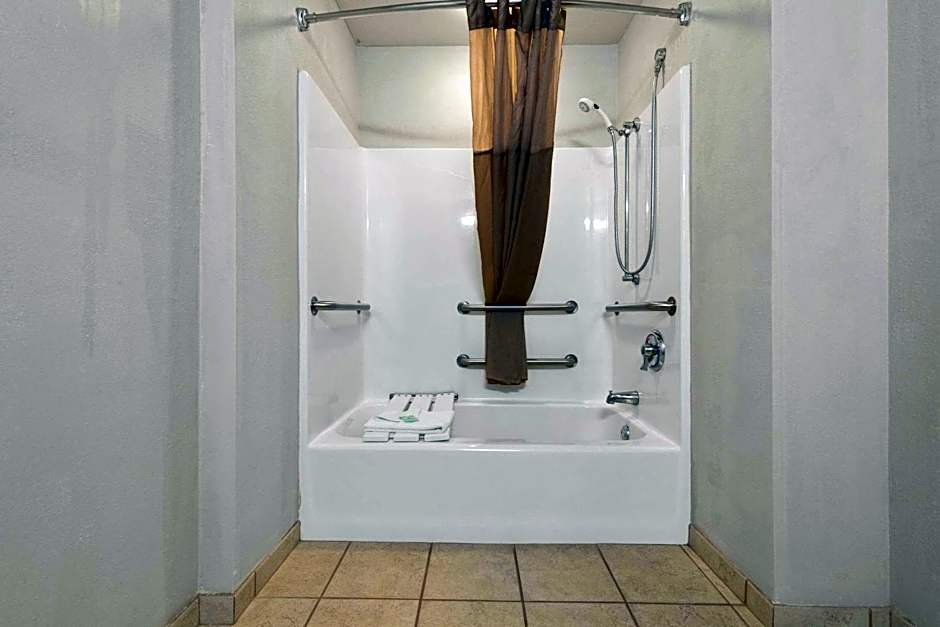 Rodeway Inn & Suites