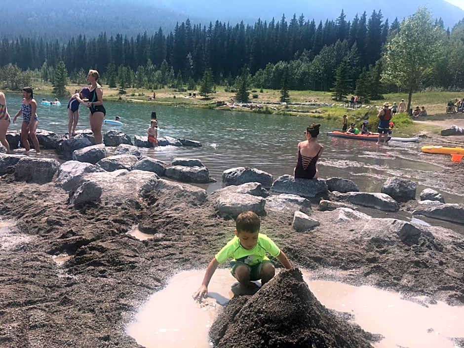 Inviting Rocky Mountain HOT TUB in Top Rated Condo managed by Little Sister Getaways