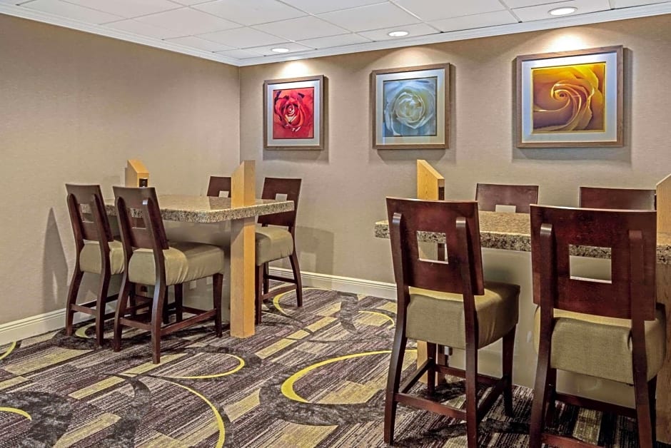 La Quinta Inn & Suites by Wyndham Naples East - I-75