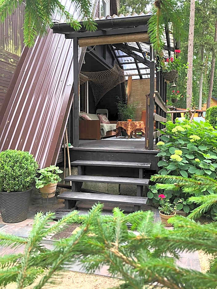 Letnisko SYMSAR 6, Drewniany domek letniskowy z ogrodem