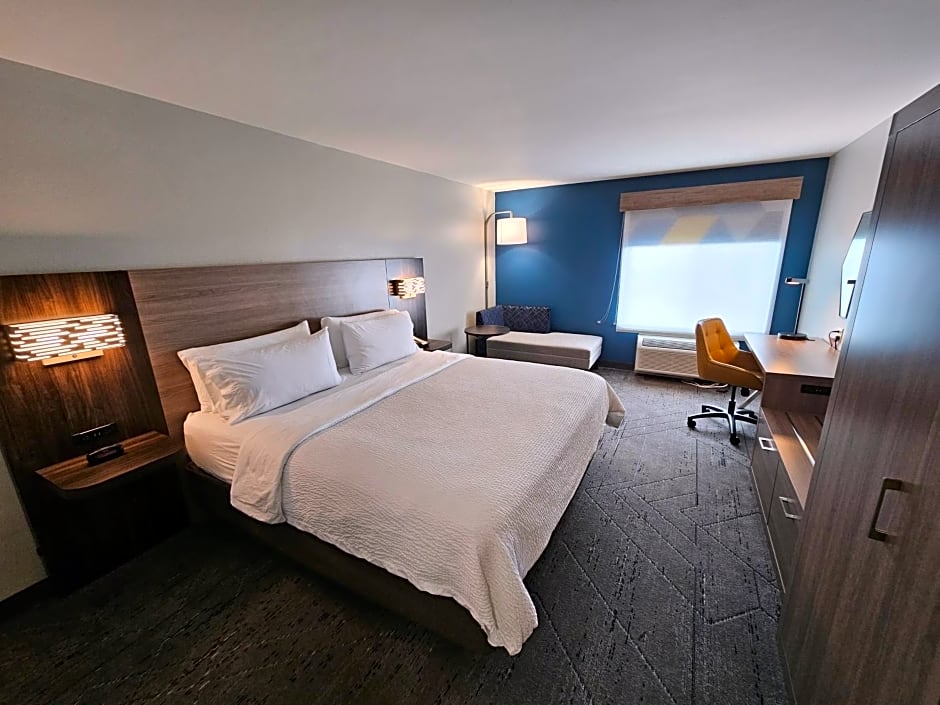Holiday Inn Express Hotel & Suites Cincinnati-Blue Ash By IHG