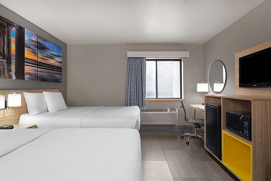 La Quinta Inn & Suites by Wyndham Milwaukee Airport / Oak Creek