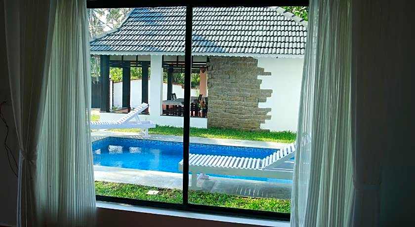 Mayas Beach House - Boutique Serviced Villa