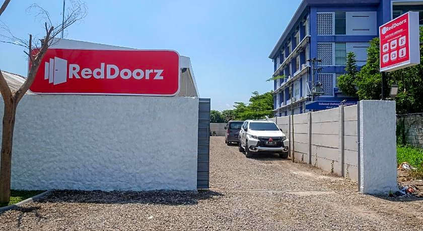 RedDoorz near Tugu Kartasura