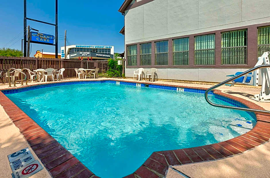 Howard Johnson by Wyndham San Marcos