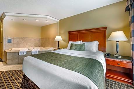 Queen Suite with Walk-In Shower and Jacuzzi - Pool View/Non-Smoking