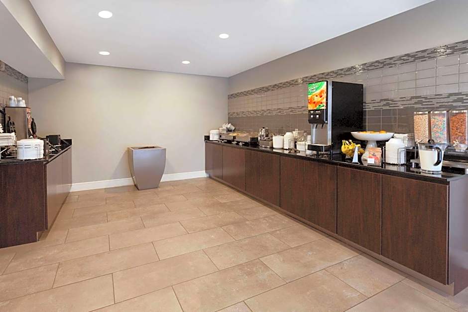 La Quinta Inn & Suites by Wyndham Detroit Utica