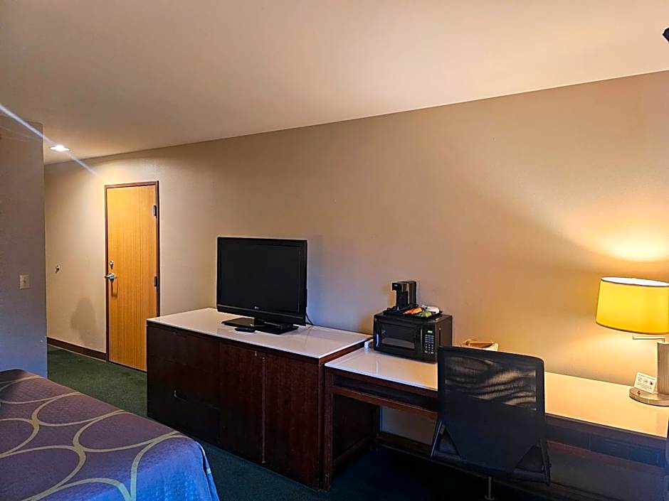 Super 8 by Wyndham Ava