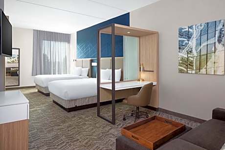 Queen Suite with Tub - Mobility Accessible