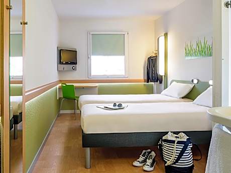 Standard Accessible Room With Two Separate Beds