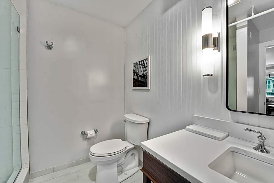 Newport Beach Hotel And Suites