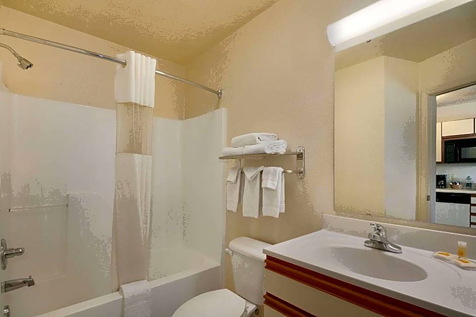 Days Inn & Suites by Wyndham Green Bay WI.
