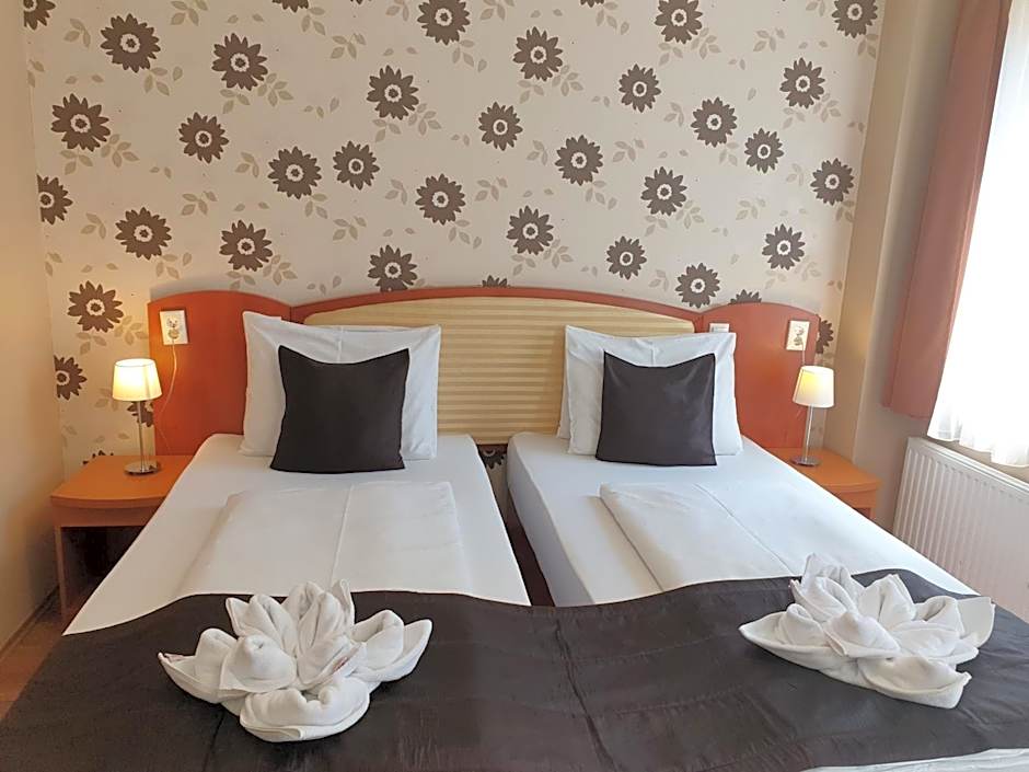 Six Inn Hotel