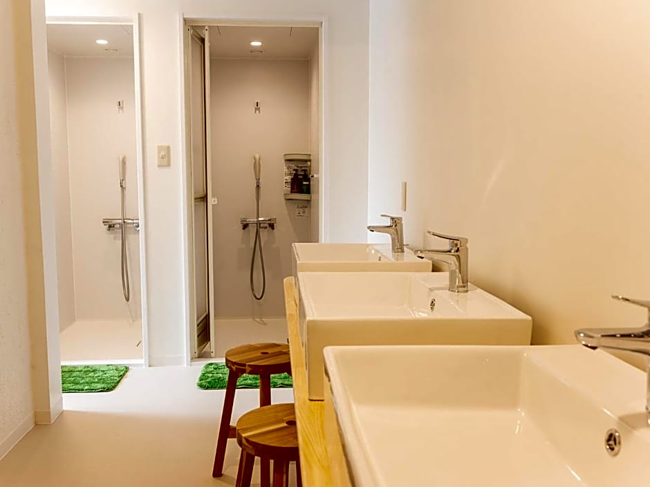 Hütte Jil Shirakabako at 1,400m